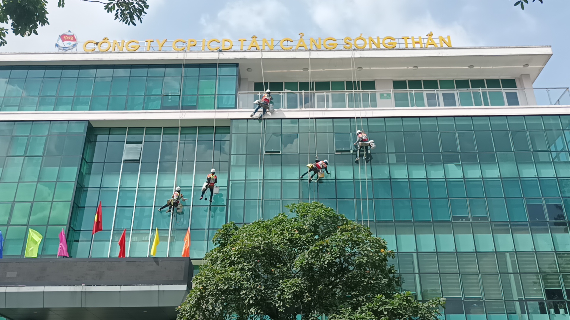 Dịch vụ vệ sinh công nghiệp Bình Dương