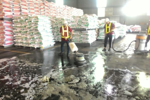 Dịch vụ vệ sinh chà sàn bê tông nhà máy cám tại Đồng Nai