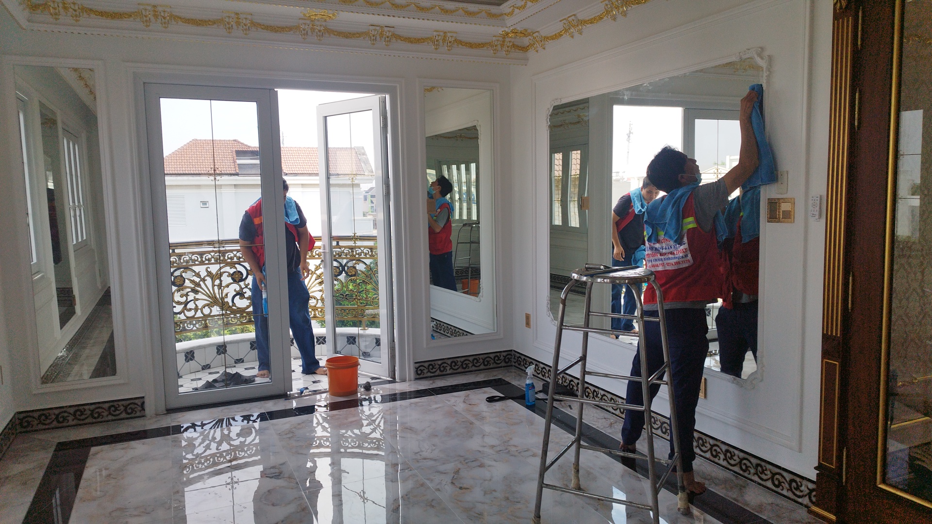 Dịch vụ vệ sinh lau kính nhà cửa tại Bình Dương